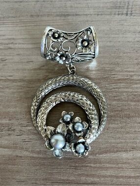 Vintage GB Silver-tone Pearl Scarf Ring Pendant Jewelry Neck Scarves Flower